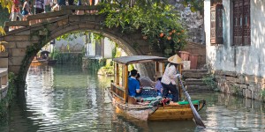 Beitragsbild des Blogbeitrags Historische volkstümliche Schnapsbrennerei in Zhouzhuang braut gelben Reiswein und Geschichte