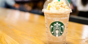 Beitragsbild des Blogbeitrags Frühling bei Starbucks: Macchiato Trio und Kaffee-Innovation „Cold Brew“