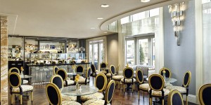 Beitragsbild des Blogbeitrags Neueröffnung Café Am Hof: Von der Pearl Bar zum Wiener Kaffeehaus