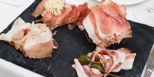 Beitragsbild des Blogbeitrags Lerchenhof: Erlebnis Gailtaler Speck 