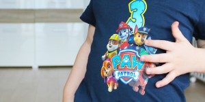 Beitragsbild des Blogbeitrags It’s a Paw-ty – Paw Patrol Geburtstagsshirt und Buchstaben
