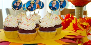 Beitragsbild des Blogbeitrags Feuerwehrmann Sam Red Velvet Cupcakes