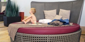 Beitragsbild des Blogbeitrags Unterwegs mit Kind: Therme Laa und die Familienoase