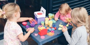 Beitragsbild des Blogbeitrags Play-Doh: Knete den Lindwurm… 