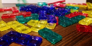 Beitragsbild des Blogbeitrags Blokus: Mattels Brettspielklassiker im Test 