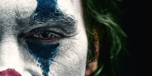 Beitragsbild des Blogbeitrags Joker Kinokritik: Von Genie und Wahnsinn 