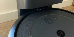 Beitragsbild des Blogbeitrags iRobot roomba i3+ und Google Nest Mini im Test: Starke Kombo 