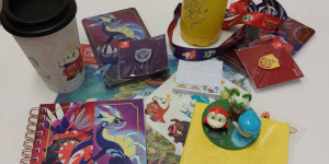 Beitragsbild des Blogbeitrags Gewinnspiel: Wir verlosen Pokémon Purpur und Karmesin samt Goodies für die Switch