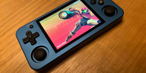 Beitragsbild des Blogbeitrags ANBERNIC RG353M Test: Praktische Retro-Konsole zum Mitnehmen