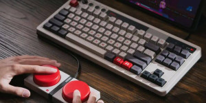 Beitragsbild des Blogbeitrags 8BitDo bringt mechanische PC-Tastaturen im NES- und Famicom-Look
