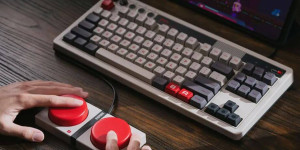 Beitragsbild des Blogbeitrags 8BitDo bringt mechanische PC-Tastaturen im NES- und Famicom-Look 