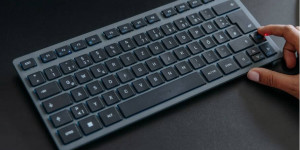 Beitragsbild des Blogbeitrags CHERRY präsentiert KW 7100 MINI BT: Allround-Tastatur zum Mitnehmen 