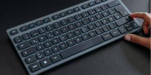 Beitragsbild des Blogbeitrags CHERRY präsentiert KW 7100 MINI BT: Allround-Tastatur zum Mitnehmen