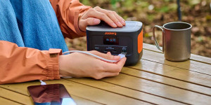 Beitragsbild des Blogbeitrags Mini-Powerstation Jackery Explorer 100 Plus – kraftvoll, sicher und langlebig