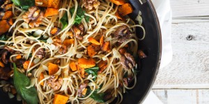 Beitragsbild des Blogbeitrags Kürbisspaghetti mit Walnüssen und Blattspinat 