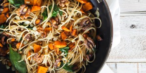 Beitragsbild des Blogbeitrags Kürbisspaghetti mit Walnüssen und Blattspinat