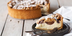 Beitragsbild des Blogbeitrags Vote for me! Topfentorte mit Zwetschken und Lebkuchenstreuseln