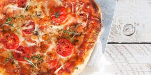 Beitragsbild des Blogbeitrags Selbstgemachte Dinkelpizza mit frischer Hefe 