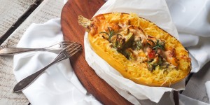 Beitragsbild des Blogbeitrags Spaghettikürbis mit Rahmgemüse und Parmesan (überbacken)