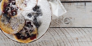 Beitragsbild des Blogbeitrags winterliche Heidelbeerpancakes ohne Butter