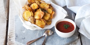 Beitragsbild des Blogbeitrags Die weltbeste Tomatensalsa und Chips aus der DeLonghi MultiFry. 