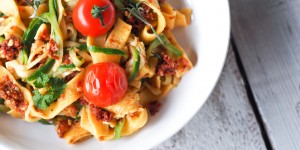Beitragsbild des Blogbeitrags Hausgemachtes Pesto Rosso auf Tagliatelle 