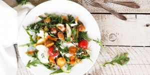 Beitragsbild des Blogbeitrags Kartoffelsalat mit Senfdressing und allerlei Gemüse 
