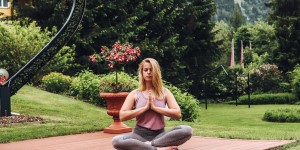 Beitragsbild des Blogbeitrags Yoga für Anfänger *innen – meine Tipps zum Einsteigen 