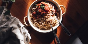 Beitragsbild des Blogbeitrags Vegane Bolognese aus Sonnenblumen und Linsen
