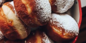 Beitragsbild des Blogbeitrags Vegane Krapfen – so gelingen sie bestimmt
