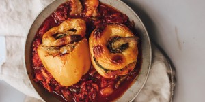Beitragsbild des Blogbeitrags Vegan gefüllte Paprika mit Gemüsepolenta