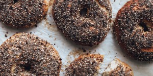 Beitragsbild des Blogbeitrags Vegane Everything Bagels – Gruß aus New York 