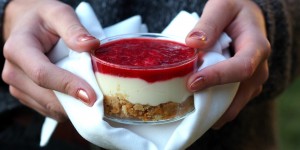Beitragsbild des Blogbeitrags Cheesecake im Glas mit Erdbeertopping