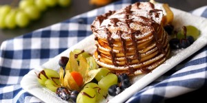 Beitragsbild des Blogbeitrags gesunde 3-Zutaten- Buttermilchpancakes 
