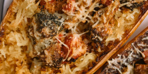 Beitragsbild des Blogbeitrags Überbackener Spaghettikürbis, gefüllt mit Rahmgemüse 