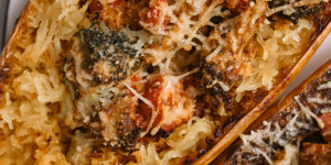 Beitragsbild des Blogbeitrags Überbackener Spaghettikürbis, gefüllt mit Rahmgemüse