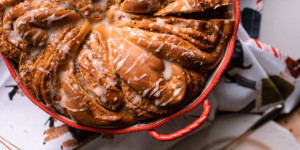 Beitragsbild des Blogbeitrags Veganer Nussstrudel // in Kuchenform