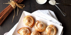 Beitragsbild des Blogbeitrags Zimtschnecken, leicht gemacht, mit Zuckerglasur