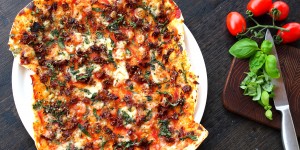 Beitragsbild des Blogbeitrags Flammkuchen (ohne Hefe) mit frischen Tomaten und Mozzarella