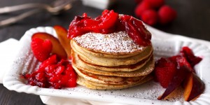 Beitragsbild des Blogbeitrags Mohnpancakes mit Pflaumenröster