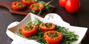 Beitragsbild des Blogbeitrags gefüllte Tomaten mit Basilikumpesto und Mozzarella 