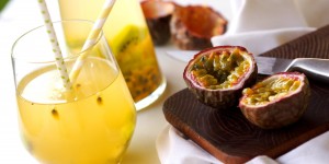 Beitragsbild des Blogbeitrags #Drinkmorewatertuesday – Kiwi Maracuja Wasser 
