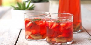 Beitragsbild des Blogbeitrags #Drinkmorewatertuesday – Erdbeer-Kiwi-Eistee