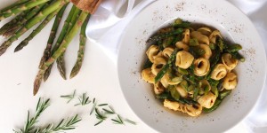 Beitragsbild des Blogbeitrags Gemüsetortellini mit Pesto und grünem Spargel