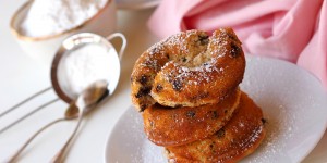 Beitragsbild des Blogbeitrags Chocolate Chip Donuts aus dem Backofen