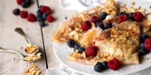 Beitragsbild des Blogbeitrags Dinkel Palatschinken mit Vanillejoghurt-Topfen Fülle