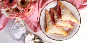 Beitragsbild des Blogbeitrags Vegane Blätterteigtascherl mit Erdbeer & Apfel