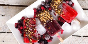 Beitragsbild des Blogbeitrags Sommerspecial – Very Berry Eis mit Schoko-Nuss-Topping