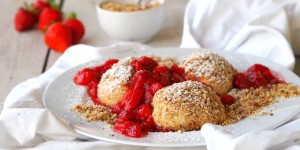 Beitragsbild des Blogbeitrags gesunde Topfenknödel mit Nussbröseln
