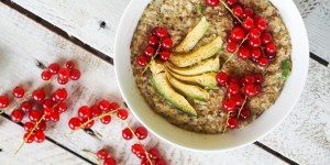 Beitragsbild des Blogbeitrags Avocado Porridge mit Hafermilch